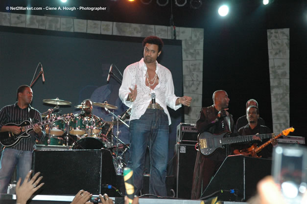 Shaggy @ The Aqueduct on Rose Hall - Friday, January 26, 2007 - 10th Anniversary - Air Jamaica Jazz & Blues Festival 2007 - The Art of Music - Tuesday, January 23 - Saturday, January 27, 2007, The Aqueduct on Rose Hall, Montego Bay, Jamaica - Negril Travel Guide, Negril Jamaica WI - http://www.negriltravelguide.com - info@negriltravelguide.com...!