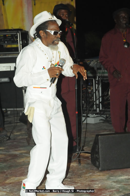 Bunny Wailer & King Yellowman at Bourbon Beach - Monday, February 25, 2008 - Bourbin Beach Restaurant, Bar, Oceanfront Accommodatioins, Live Reggae Music & Disco, Norman Manley Boulevard, Negril, Westmoreland, Jamaica W.I. - Photographs by Net2Market.com - Barry J. Hough Sr, Photographer - Negril Travel Guide, Negril Jamaica WI - http://www.negriltravelguide.com - info@negriltravelguide.com...!