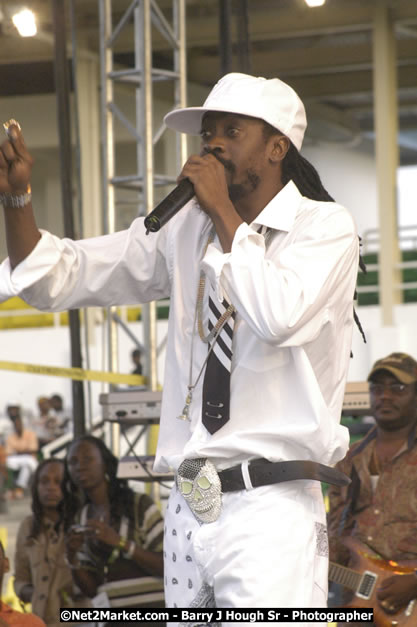 Beenie Man - Cure Fest 2007 - Longing For Concert at Trelawny Multi Purpose Stadium, Trelawny, Jamaica - Sunday, October 14, 2007 - Cure Fest 2007 October 12th-14th, 2007 Presented by Danger Promotions, Iyah Cure Promotions, and Brass Gate Promotions - Alison Young, Publicist - Photographs by Net2Market.com - Barry J. Hough Sr, Photographer - Negril Travel Guide, Negril Jamaica WI - http://www.negriltravelguide.com - info@negriltravelguide.com...!