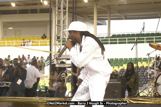 Beenie Man - Cure Fest 2007 - Longing For Concert at Trelawny Multi Purpose Stadium, Trelawny, Jamaica - Sunday, October 14, 2007 - Cure Fest 2007 October 12th-14th, 2007 Presented by Danger Promotions, Iyah Cure Promotions, and Brass Gate Promotions - Alison Young, Publicist - Photographs by Net2Market.com - Barry J. Hough Sr, Photographer - Negril Travel Guide, Negril Jamaica WI - http://www.negriltravelguide.com - info@negriltravelguide.com...!