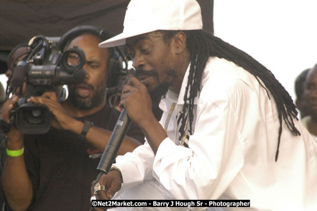 Beenie Man - Cure Fest 2007 - Longing For Concert at Trelawny Multi Purpose Stadium, Trelawny, Jamaica - Sunday, October 14, 2007 - Cure Fest 2007 October 12th-14th, 2007 Presented by Danger Promotions, Iyah Cure Promotions, and Brass Gate Promotions - Alison Young, Publicist - Photographs by Net2Market.com - Barry J. Hough Sr, Photographer - Negril Travel Guide, Negril Jamaica WI - http://www.negriltravelguide.com - info@negriltravelguide.com...!