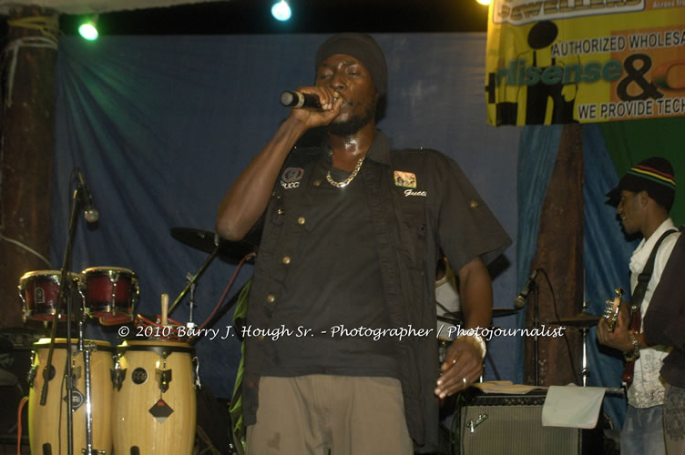 Etana - Live In Concert - One Love Reggae Concert Series 09/10 @ Negril Escape Resort and Spa, December 22, 2009, One Love Drive, West End, Negril, Westmoreland, Jamaica W.I. - Photographs by Net2Market.com - Barry J. Hough Sr, Photographer/Photojournalist - Negril Travel Guide, Negril Jamaica WI - http://www.negriltravelguide.com - info@negriltravelguide.com...!