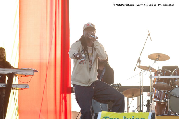 Tony Rebel Closing Tru-Juice Rebel Salute 2007 - Saturday, January 13, 2007, Port Kaiser Sports Club, St. Elizabeth - Negril Travel Guide, Negril Jamaica WI - http://www.negriltravelguide.com - info@negriltravelguide.com...!