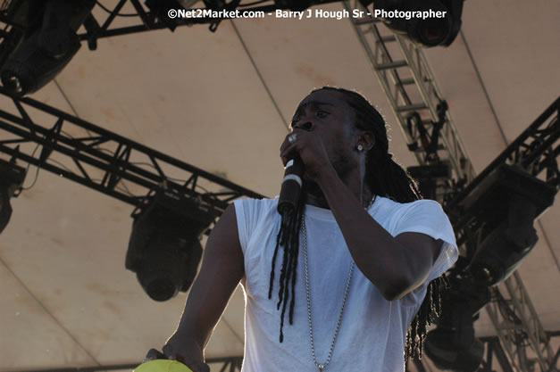 Beenie Man - Explosion - Red Stripe Reggae Sumfest 2007 - Thursday, July 19, 2007 - Red Stripe Reggae Sumfest 2007 at Catherine Hall, Montego Bay, St James, Jamaica W.I. - Negril Travel Guide, Negril Jamaica WI - http://www.negriltravelguide.com - info@negriltravelguide.com...!