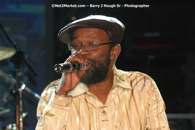 Beres Hammond - Red Stripe Reggae Sumfest 2007 - Zenith - Saturday, July 21, 2007 - Catherine Hall, Montego Bay, St James, Jamaica W.I. - Negril Travel Guide, Negril Jamaica WI - http://www.negriltravelguide.com - info@negriltravelguide.com...!