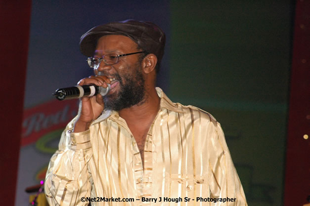 Beres Hammond - Red Stripe Reggae Sumfest 2007 - Zenith - Saturday, July 21, 2007 - Catherine Hall, Montego Bay, St James, Jamaica W.I. - Negril Travel Guide, Negril Jamaica WI - http://www.negriltravelguide.com - info@negriltravelguide.com...!