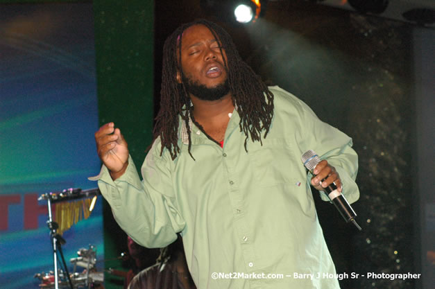 Dwayne Stephenson - Red Stripe Reggae Sumfest 2007 - Zenith - Saturday, July 21, 2007 - Catherine Hall, Montego Bay, St James, Jamaica W.I. - Negril Travel Guide, Negril Jamaica WI - http://www.negriltravelguide.com - info@negriltravelguide.com...!