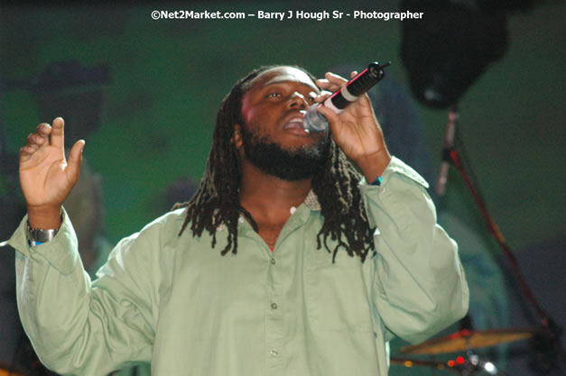 Dwayne Stephenson - Red Stripe Reggae Sumfest 2007 - Zenith - Saturday, July 21, 2007 - Catherine Hall, Montego Bay, St James, Jamaica W.I. - Negril Travel Guide, Negril Jamaica WI - http://www.negriltravelguide.com - info@negriltravelguide.com...!