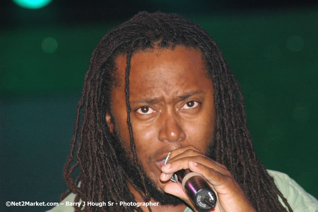 Dwayne Stephenson - Red Stripe Reggae Sumfest 2007 - Zenith - Saturday, July 21, 2007 - Catherine Hall, Montego Bay, St James, Jamaica W.I. - Negril Travel Guide, Negril Jamaica WI - http://www.negriltravelguide.com - info@negriltravelguide.com...!