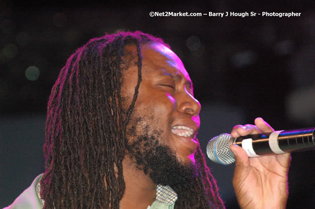 Dwayne Stephenson - Red Stripe Reggae Sumfest 2007 - Zenith - Saturday, July 21, 2007 - Catherine Hall, Montego Bay, St James, Jamaica W.I. - Negril Travel Guide, Negril Jamaica WI - http://www.negriltravelguide.com - info@negriltravelguide.com...!