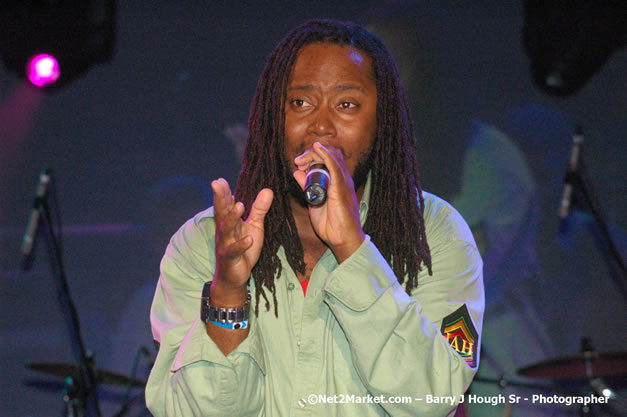 Dwayne Stephenson - Red Stripe Reggae Sumfest 2007 - Zenith - Saturday, July 21, 2007 - Catherine Hall, Montego Bay, St James, Jamaica W.I. - Negril Travel Guide, Negril Jamaica WI - http://www.negriltravelguide.com - info@negriltravelguide.com...!