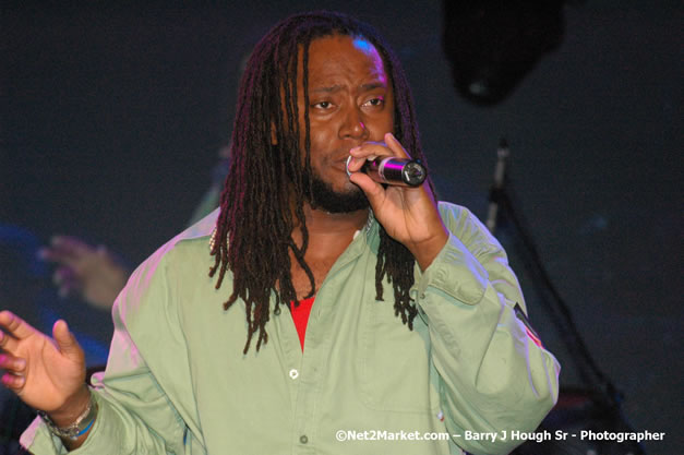 Dwayne Stephenson - Red Stripe Reggae Sumfest 2007 - Zenith - Saturday, July 21, 2007 - Catherine Hall, Montego Bay, St James, Jamaica W.I. - Negril Travel Guide, Negril Jamaica WI - http://www.negriltravelguide.com - info@negriltravelguide.com...!