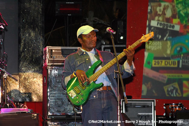 Lloyd Parks & We The People Band - Red Stripe Reggae Sumfest 2007 - Zenith - Saturday, July 21, 2007 - Catherine Hall, Montego Bay, St James, Jamaica W.I. - Negril Travel Guide, Negril Jamaica WI - http://www.negriltravelguide.com - info@negriltravelguide.com...!