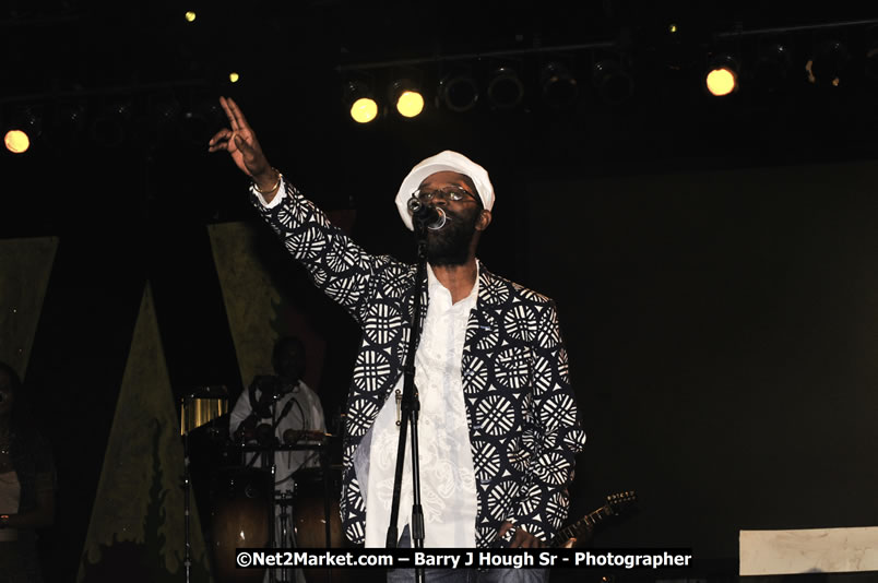 Beres Hammond @ Red Stripe Reggae Sumfest 2008 International Night 2, Catherine Hall, Montego Bay - Saturday, July 19, 2008 - Reggae Sumfest 2008 July 13 - July 19, 2008 - Photographs by Net2Market.com - Barry J. Hough Sr. Photojournalist/Photograper - Photographs taken with a Nikon D300 - Negril Travel Guide, Negril Jamaica WI - http://www.negriltravelguide.com - info@negriltravelguide.com...!