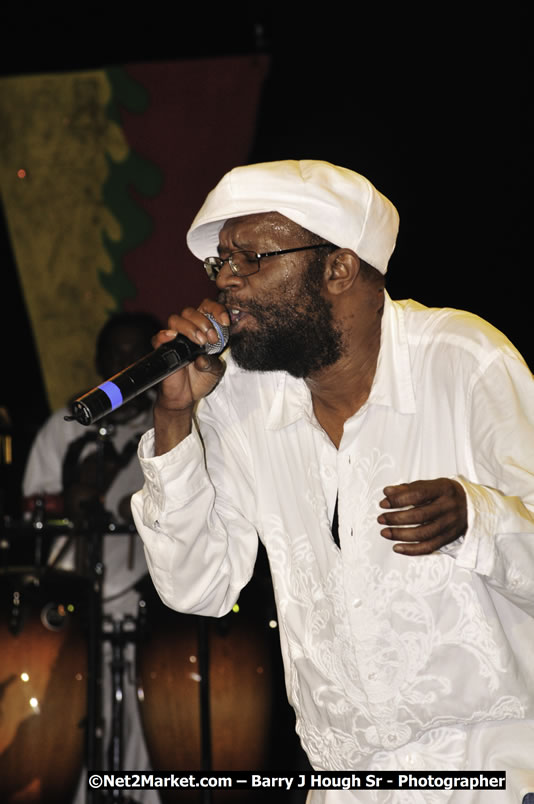 Beres Hammond @ Red Stripe Reggae Sumfest 2008 International Night 2, Catherine Hall, Montego Bay - Saturday, July 19, 2008 - Reggae Sumfest 2008 July 13 - July 19, 2008 - Photographs by Net2Market.com - Barry J. Hough Sr. Photojournalist/Photograper - Photographs taken with a Nikon D300 - Negril Travel Guide, Negril Jamaica WI - http://www.negriltravelguide.com - info@negriltravelguide.com...!