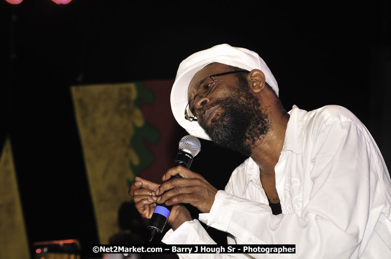 Beres Hammond @ Red Stripe Reggae Sumfest 2008 International Night 2, Catherine Hall, Montego Bay - Saturday, July 19, 2008 - Reggae Sumfest 2008 July 13 - July 19, 2008 - Photographs by Net2Market.com - Barry J. Hough Sr. Photojournalist/Photograper - Photographs taken with a Nikon D300 - Negril Travel Guide, Negril Jamaica WI - http://www.negriltravelguide.com - info@negriltravelguide.com...!