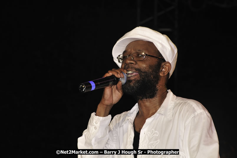 Beres Hammond @ Red Stripe Reggae Sumfest 2008 International Night 2, Catherine Hall, Montego Bay - Saturday, July 19, 2008 - Reggae Sumfest 2008 July 13 - July 19, 2008 - Photographs by Net2Market.com - Barry J. Hough Sr. Photojournalist/Photograper - Photographs taken with a Nikon D300 - Negril Travel Guide, Negril Jamaica WI - http://www.negriltravelguide.com - info@negriltravelguide.com...!