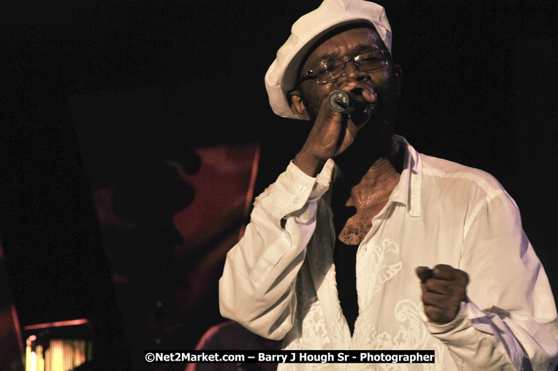 Beres Hammond @ Red Stripe Reggae Sumfest 2008 International Night 2, Catherine Hall, Montego Bay - Saturday, July 19, 2008 - Reggae Sumfest 2008 July 13 - July 19, 2008 - Photographs by Net2Market.com - Barry J. Hough Sr. Photojournalist/Photograper - Photographs taken with a Nikon D300 - Negril Travel Guide, Negril Jamaica WI - http://www.negriltravelguide.com - info@negriltravelguide.com...!