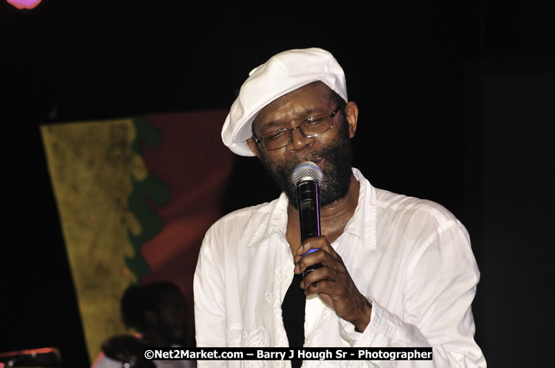 Beres Hammond @ Red Stripe Reggae Sumfest 2008 International Night 2, Catherine Hall, Montego Bay - Saturday, July 19, 2008 - Reggae Sumfest 2008 July 13 - July 19, 2008 - Photographs by Net2Market.com - Barry J. Hough Sr. Photojournalist/Photograper - Photographs taken with a Nikon D300 - Negril Travel Guide, Negril Jamaica WI - http://www.negriltravelguide.com - info@negriltravelguide.com...!