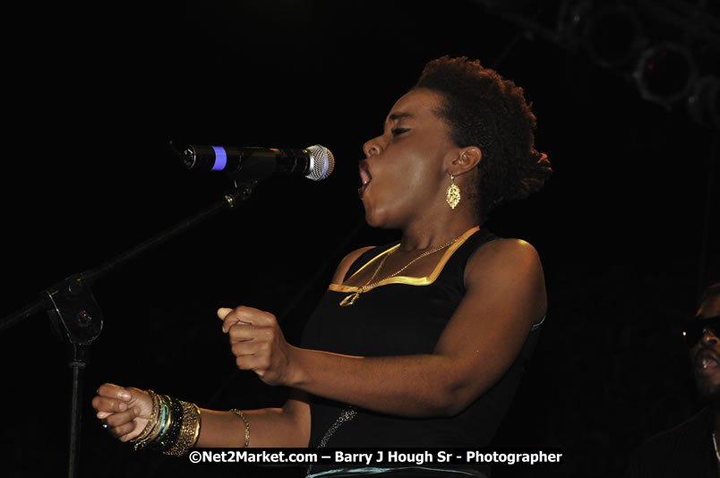 Etana @ Red Stripe Reggae Sumfest 2008 International Night 2, Catherine Hall, Montego Bay - Saturday, July 19, 2008 - Reggae Sumfest 2008 July 13 - July 19, 2008 - Photographs by Net2Market.com - Barry J. Hough Sr. Photojournalist/Photograper - Photographs taken with a Nikon D300 - Negril Travel Guide, Negril Jamaica WI - http://www.negriltravelguide.com - info@negriltravelguide.com...!