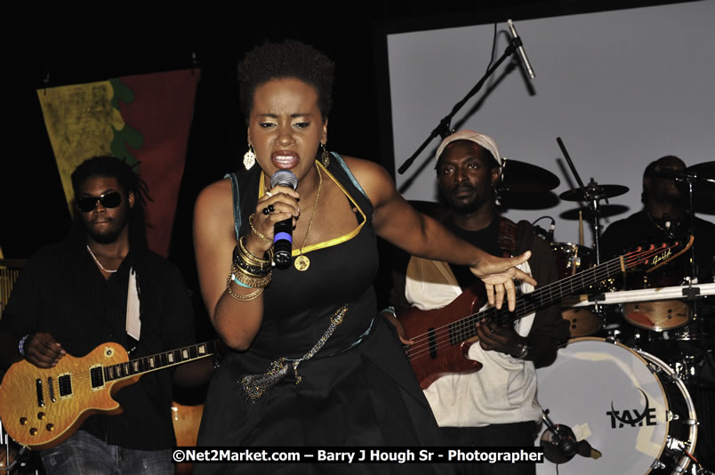 Etana @ Red Stripe Reggae Sumfest 2008 International Night 2, Catherine Hall, Montego Bay - Saturday, July 19, 2008 - Reggae Sumfest 2008 July 13 - July 19, 2008 - Photographs by Net2Market.com - Barry J. Hough Sr. Photojournalist/Photograper - Photographs taken with a Nikon D300 - Negril Travel Guide, Negril Jamaica WI - http://www.negriltravelguide.com - info@negriltravelguide.com...!