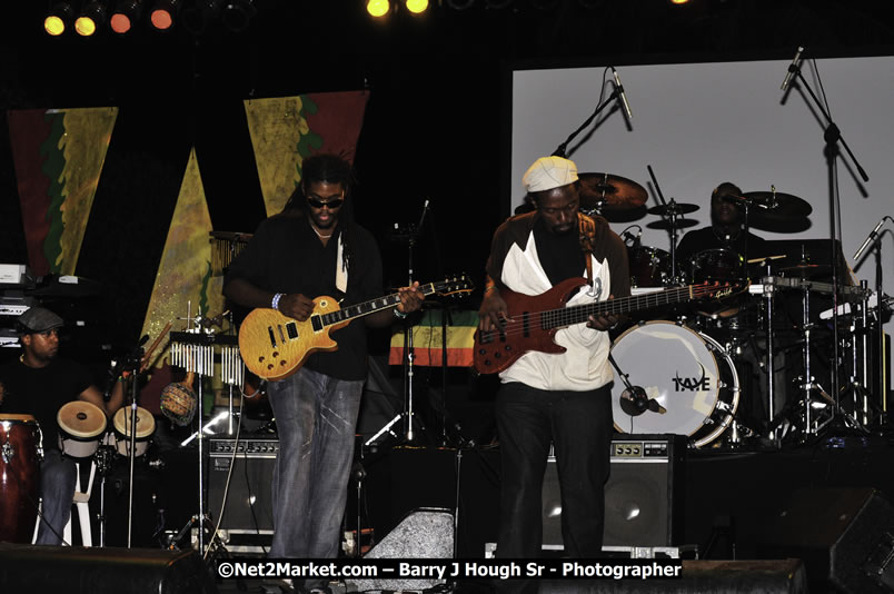 Etana @ Red Stripe Reggae Sumfest 2008 International Night 2, Catherine Hall, Montego Bay - Saturday, July 19, 2008 - Reggae Sumfest 2008 July 13 - July 19, 2008 - Photographs by Net2Market.com - Barry J. Hough Sr. Photojournalist/Photograper - Photographs taken with a Nikon D300 - Negril Travel Guide, Negril Jamaica WI - http://www.negriltravelguide.com - info@negriltravelguide.com...!