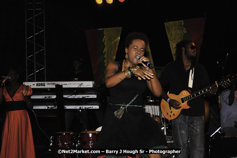 Etana @ Red Stripe Reggae Sumfest 2008 International Night 2, Catherine Hall, Montego Bay - Saturday, July 19, 2008 - Reggae Sumfest 2008 July 13 - July 19, 2008 - Photographs by Net2Market.com - Barry J. Hough Sr. Photojournalist/Photograper - Photographs taken with a Nikon D300 - Negril Travel Guide, Negril Jamaica WI - http://www.negriltravelguide.com - info@negriltravelguide.com...!