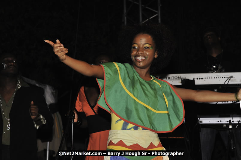 Etana @ Red Stripe Reggae Sumfest 2008 International Night 2, Catherine Hall, Montego Bay - Saturday, July 19, 2008 - Reggae Sumfest 2008 July 13 - July 19, 2008 - Photographs by Net2Market.com - Barry J. Hough Sr. Photojournalist/Photograper - Photographs taken with a Nikon D300 - Negril Travel Guide, Negril Jamaica WI - http://www.negriltravelguide.com - info@negriltravelguide.com...!