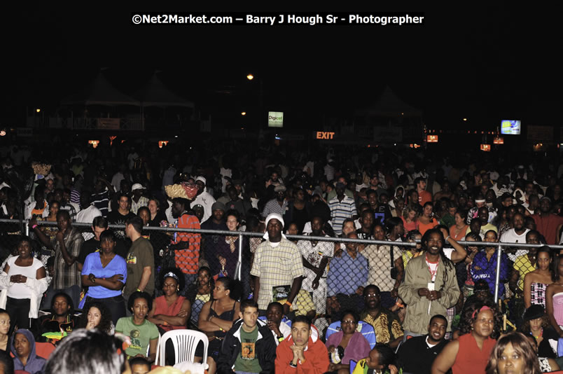 T - Pain @ Red Stripe Reggae Sumfest 2008 International Night 2, Catherine Hall, Montego Bay - Saturday, July 19, 2008 - Reggae Sumfest 2008 July 13 - July 19, 2008 - Photographs by Net2Market.com - Barry J. Hough Sr. Photojournalist/Photograper - Photographs taken with a Nikon D300 - Negril Travel Guide, Negril Jamaica WI - http://www.negriltravelguide.com - info@negriltravelguide.com...!