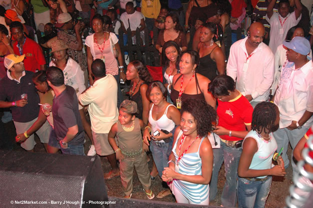 Venue - Audience at Red Stripe Reggae Sumfest 2006 - The Summit - Jamaica's Greatest, The World's Best - Saturday, July 22, 2006 - Montego Bay, Jamaica - Negril Travel Guide, Negril Jamaica WI - http://www.negriltravelguide.com - info@negriltravelguide.com...!