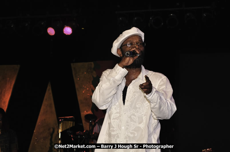 Beres Hammond @ Reggae Sumfest 2008 International Night 2, Catherine Hall, Montego Bay - Saturday, July 19, 2008 - Reggae Sumfest 2008 July 13 - July 19, 2008 - Photographs by Net2Market.com - Barry J. Hough Sr. Photojournalist/Photograper - Photographs taken with a Nikon D300 - Negril Travel Guide, Negril Jamaica WI - http://www.negriltravelguide.com - info@negriltravelguide.com...!