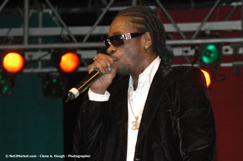 Bounty Killer - Smile Jamaica, Nine Miles, St Anns, Jamaica - Saturday, February 10, 2007 - The Smile Jamaica Concert, a symbolic homecoming in Bob Marley's birthplace of Nine Miles - Negril Travel Guide, Negril Jamaica WI - http://www.negriltravelguide.com - info@negriltravelguide.com...!