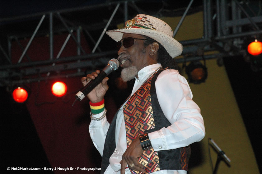 Bunny Wailer - Smile Jamaica, Nine Miles, St Anns, Jamaica - Saturday, February 10, 2007 - The Smile Jamaica Concert, a symbolic homecoming in Bob Marley's birthplace of Nine Miles - Negril Travel Guide, Negril Jamaica WI - http://www.negriltravelguide.com - info@negriltravelguide.com...!