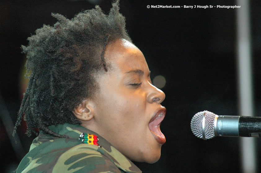 Etana - Smile Jamaica, Nine Miles, St Anns, Jamaica - Saturday, February 10, 2007 - The Smile Jamaica Concert, a symbolic homecoming in Bob Marley's birthplace of Nine Miles - Negril Travel Guide, Negril Jamaica WI - http://www.negriltravelguide.com - info@negriltravelguide.com...!