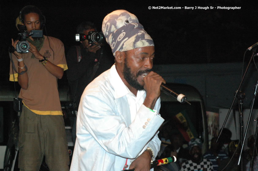 Lutan Fyah - Smile Jamaica, Nine Miles, St Anns, Jamaica - Saturday, February 10, 2007 - The Smile Jamaica Concert, a symbolic homecoming in Bob Marley's birthplace of Nine Miles - Negril Travel Guide, Negril Jamaica WI - http://www.negriltravelguide.com - info@negriltravelguide.com...!