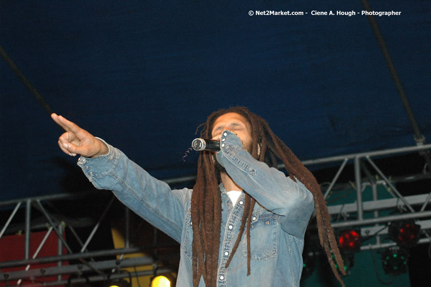 The Marley Brother's - Damian, Stephen, Julian, and Kimani - Smile Jamaica, Nine Miles, St Anns, Jamaica - Saturday, February 10, 2007 - The Smile Jamaica Concert, a symbolic homecoming in Bob Marley's birthplace of Nine Miles - Negril Travel Guide, Negril Jamaica WI - http://www.negriltravelguide.com - info@negriltravelguide.com...!