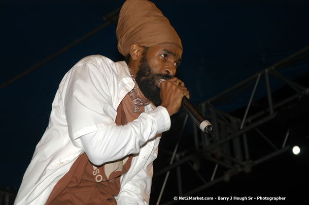 Spragga Benz - Smile Jamaica, Nine Miles, St Anns, Jamaica - Saturday, February 10, 2007 - The Smile Jamaica Concert, a symbolic homecoming in Bob Marley's birthplace of Nine Miles - Negril Travel Guide, Negril Jamaica WI - http://www.negriltravelguide.com - info@negriltravelguide.com...!