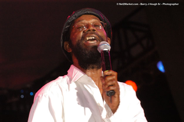 Beres Hammond - Red Stripe Reggae Sumfest 2006 - The Summit - Jamaica's Greatest, The World's Best - Saturday, July 22, 2006 - Montego Bay, Jamaica - Negril Travel Guide, Negril Jamaica WI - http://www.negriltravelguide.com - info@negriltravelguide.com...!