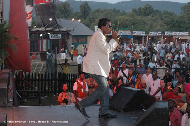 Buju Banton - Red Stripe Reggae Sumfest 2006 - The Summit - Jamaica's Greatest, The World's Best - Saturday, July 22, 2006 - Montego Bay, Jamaica - Negril Travel Guide, Negril Jamaica WI - http://www.negriltravelguide.com - info@negriltravelguide.com...!