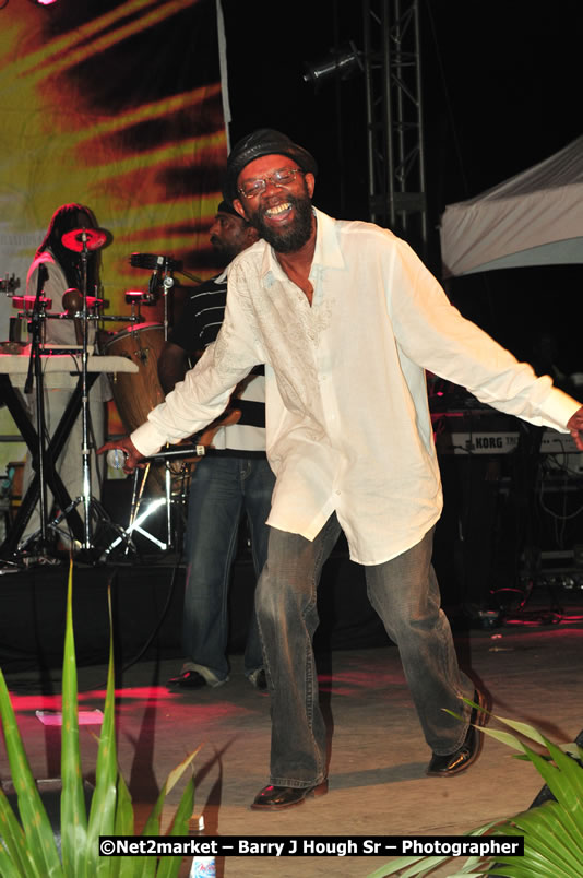 Beres Hammond @ Unite The People An International Reggae Fest, Featuring: Beres Hammond, Coco T, Queen Ifrica, Khalil, Cameal Davis, Iley Dread, Rochelle, Geoffrey Star, Ras Penco, Kool DeLoy, Otis Gayle, J.McKay, Tiney Winey, Venue at Norman Manley Boulevard, Negril, Westmoreland, Jamaica - Saturday, April 4, 2009 - Photographs by Net2Market.com - Barry J. Hough Sr, Photographer/Photojournalist - Negril Travel Guide, Negril Jamaica WI - http://www.negriltravelguide.com - info@negriltravelguide.com...!