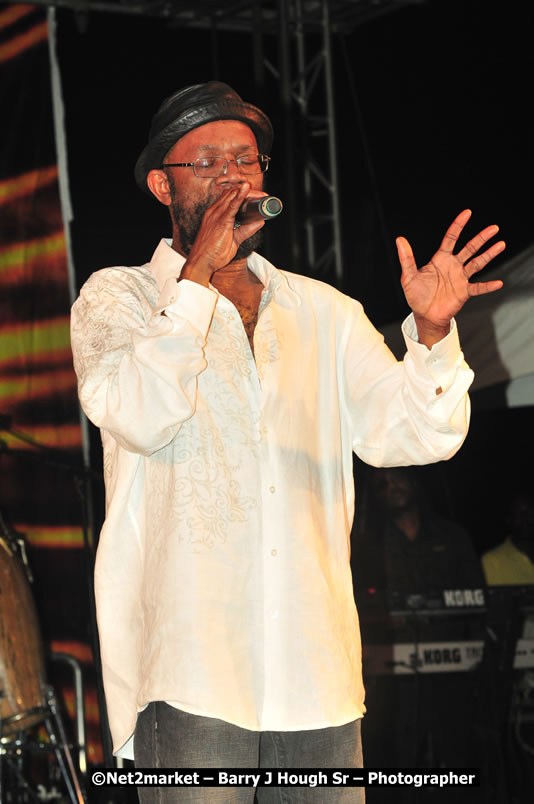 Beres Hammond @ Unite The People An International Reggae Fest, Featuring: Beres Hammond, Coco T, Queen Ifrica, Khalil, Cameal Davis, Iley Dread, Rochelle, Geoffrey Star, Ras Penco, Kool DeLoy, Otis Gayle, J.McKay, Tiney Winey, Venue at Norman Manley Boulevard, Negril, Westmoreland, Jamaica - Saturday, April 4, 2009 - Photographs by Net2Market.com - Barry J. Hough Sr, Photographer/Photojournalist - Negril Travel Guide, Negril Jamaica WI - http://www.negriltravelguide.com - info@negriltravelguide.com...!