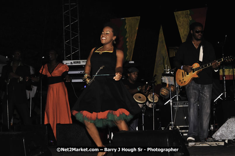 Etana @ Red Stripe Reggae Sumfest 2008 International Night 2, Catherine Hall, Montego Bay - Saturday, July 19, 2008 - Reggae Sumfest 2008 July 13 - July 19, 2008 - Photographs by Net2Market.com - Barry J. Hough Sr. Photojournalist/Photograper - Photographs taken with a Nikon D300 - Negril Travel Guide, Negril Jamaica WI - http://www.negriltravelguide.com - info@negriltravelguide.com...!