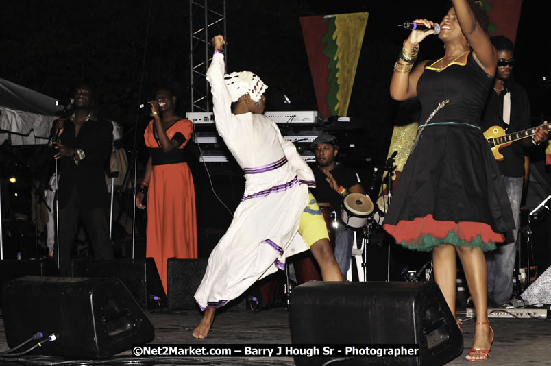 Etana @ Reggae Sumfest 2008 International Night 2, Catherine Hall, Montego Bay - Saturday, July 19, 2008 - Reggae Sumfest 2008 July 13 - July 19, 2008 - Photographs by Net2Market.com - Barry J. Hough Sr. Photojournalist/Photograper - Photographs taken with a Nikon D300 - Negril Travel Guide, Negril Jamaica WI - http://www.negriltravelguide.com - info@negriltravelguide.com...!